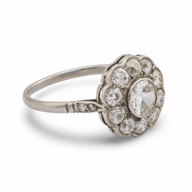 1910s Edwardian 1.65 Carat Total Weight Diamond Platinum Cluster Ring, Size 6.5 For Sale - Image 4 of 6