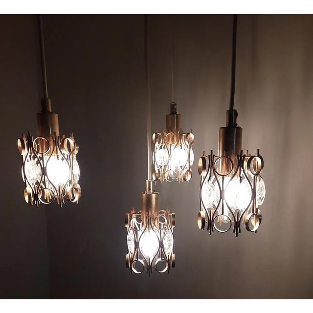 1970s 4-Flame Cascade Lamp with Gold-Colored Metal Baskets with Crystal Glass Pitch on Cream-White Plastic Mounting, 1970s For Sale - Image 5 of 6