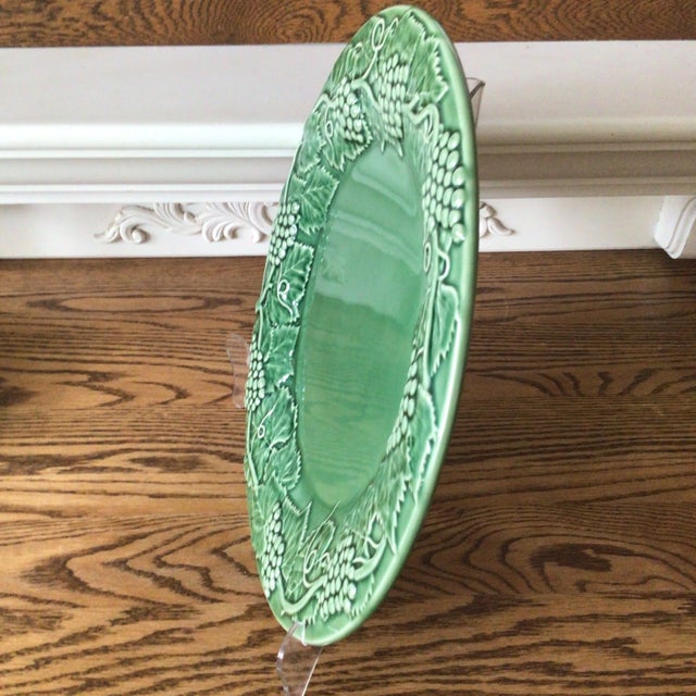 Bordallo Pinheiro Large Vintage Portuguese Bordallo Pinheiro Green Grape and Grape Leaf Serving Dish For Sale - Image 4 of 13