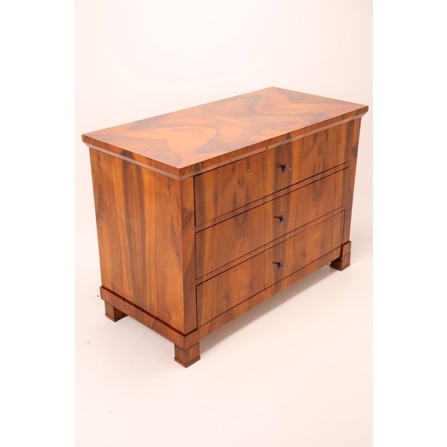 Elegant chest of drawers in beautiful walnut grain, very decorative and appealing, with 3 drawers, locks, 3 keys included,...