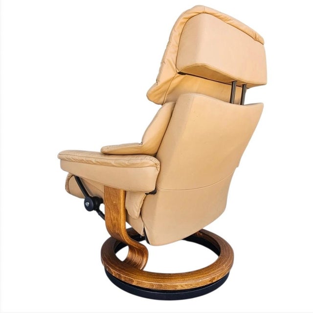 Ekornes Stressless Reno Leather Recliner Lounge Chair and Ottoman, Made in Norway For Sale - Image 9 of 18