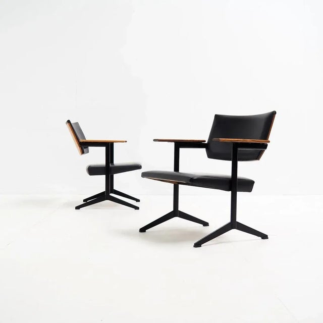 Friso Kramer designed the ‘Ariadne’ serie for Auping in 1954. Please note that the chairs are still in full original...
