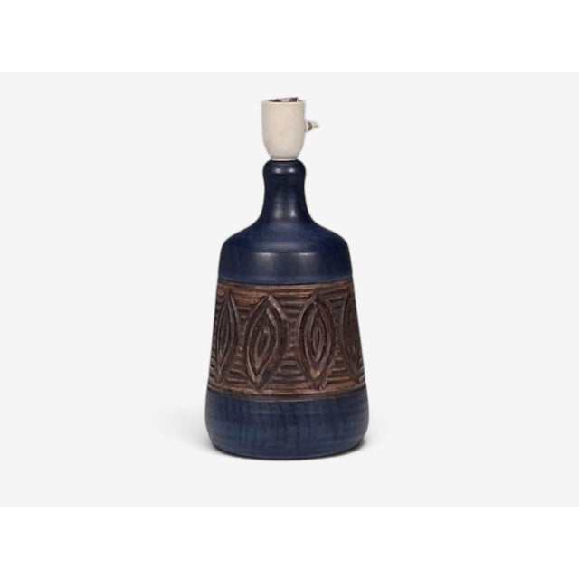 1970s 1970s Jette Hellerøe, Danish Modern, Carved Stoneware Table Lamp For Sale - Image 5 of 10