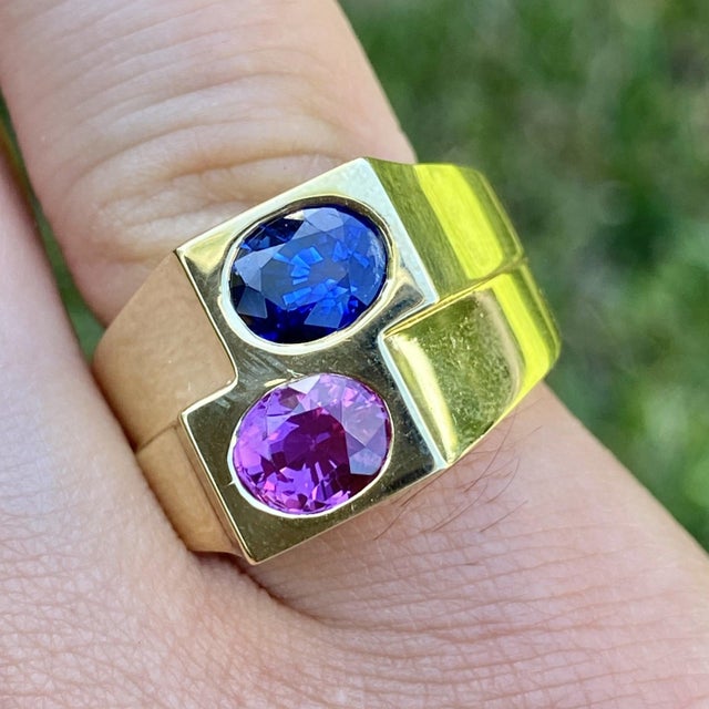 GIA certified Blue and Pink Sapphire Mens Ring in 18k Yellow Gold, Size 8.5 For Sale - Image 4 of 7