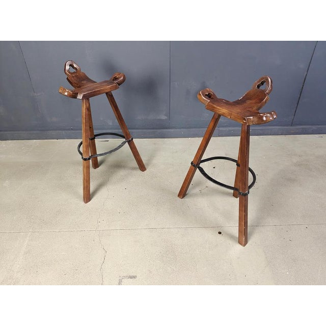 Beautiful hand made mid century tripod bar stools with backrests. Good original condition. 1960s - Spain Dimensions:...