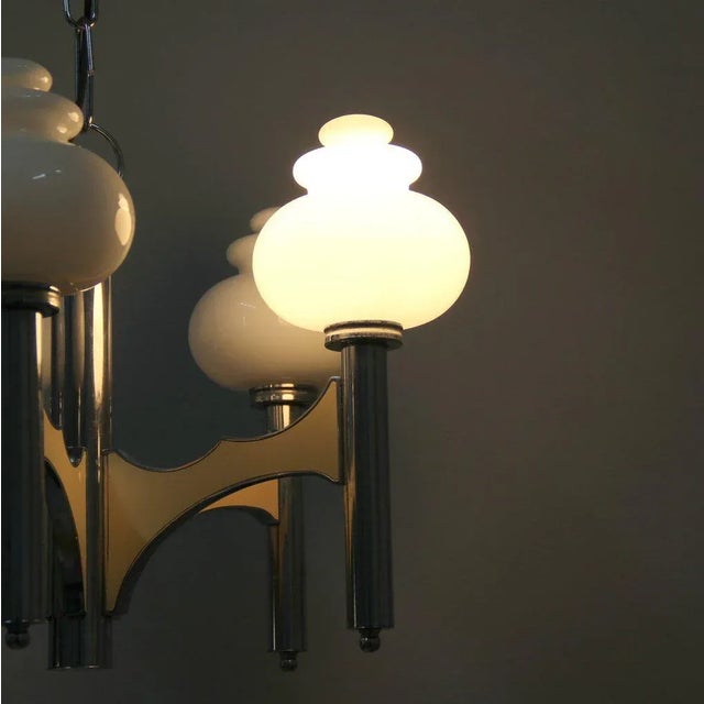 - Pendant lamp with 5 tulips in opaline crystal - Structure in chromed metal and hard cream or beige plastic - E14...