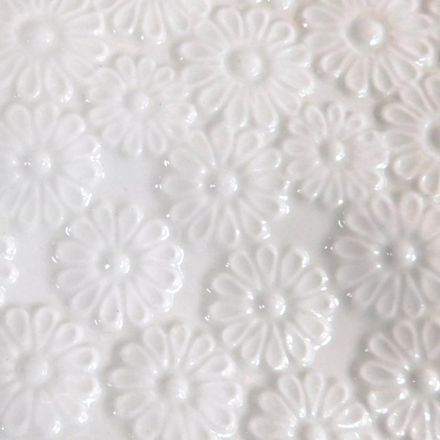 Contemporary 1970s Spode Large Textured 13 Inch Chop Plate in Bermuda Flowers For Sale - Image 3 of 4