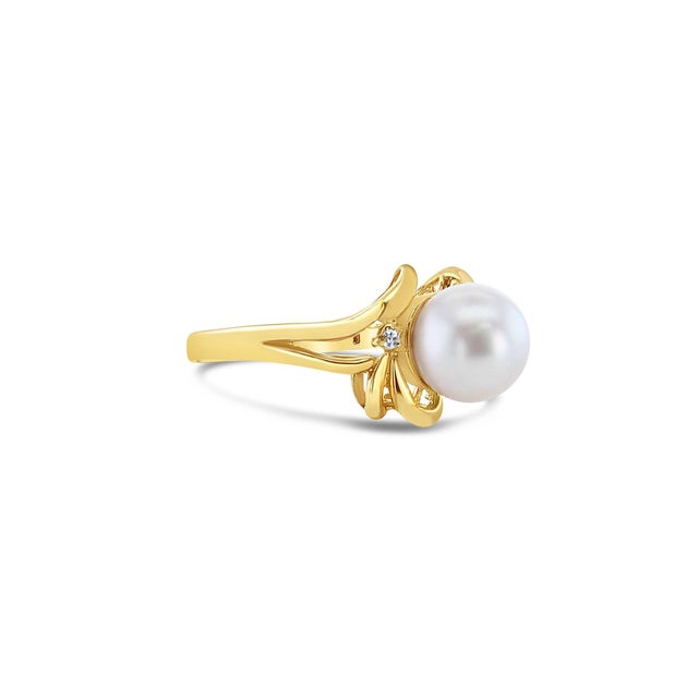 Contemporary Solitaire 8MM Pearl Ring with Diamond 14k Yellow Gold Ring, Size 7 For Sale - Image 3 of 3