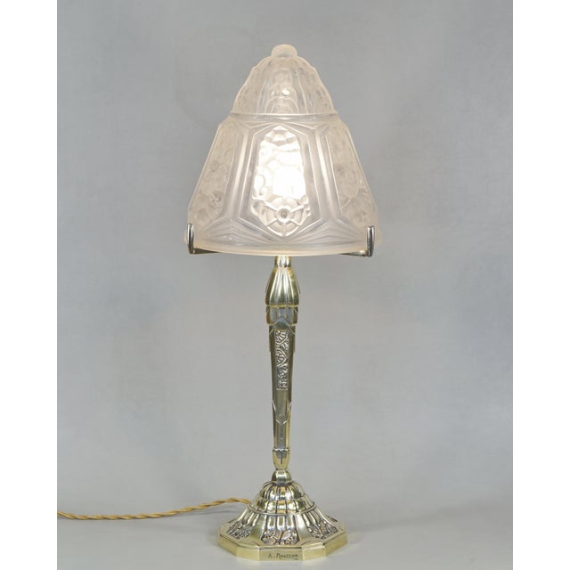 Auguste Mousson A rare 1925-1930 French art deco table lamp in bronze holding a large shade in clear frosted molded-...