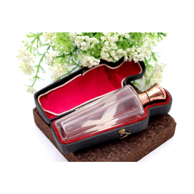 Perfume Bottle in Glass and 15 Karat Gold, in Worn conditions. Designed 1890 to 1919