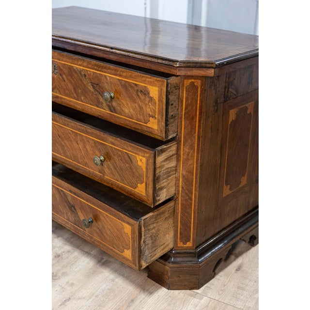 Italian 1690s Walnut and Ash Three-Drawer Commode with Inlaid Décor For Sale - Image 12 of 17