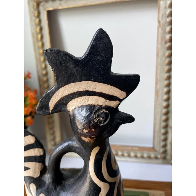 Mid‑Century Lenca Pottery Rooster Bank – Hand‑Painted Honduran Folk Art – 1940s–1960s For Sale - Image 4 of 7