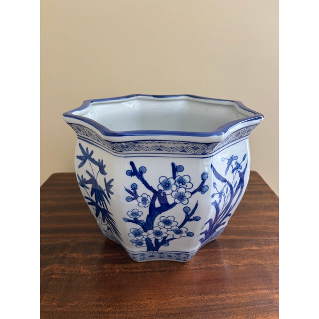 Early 21st Century Pair of Blue & White Chinoiserie Porcelain Planters With Scalloped Form For Sale - Image 5 of 9