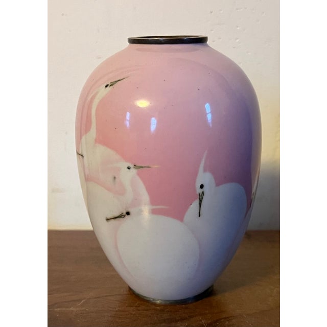 Antique 19th Century Japanese Meiji Wireless Cloisonne Bird Vase Decorated With Egrets or Cranes in Pink and White Enamels For Sale - Image 12 of 16