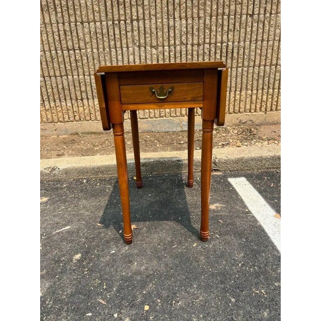 Mid 20th Century Pair of Vintage American Traditional Style Solid Cherry with 1 Drawer Pembroke Drop Leaf Tables For Sale - Image 10 of 11