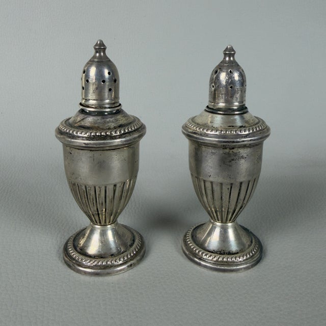 Antique Early 20th Century Set of Salt, Pepper, and Dispensers in Sterling Silver, Set of 2 For Sale - Image 3 of 11