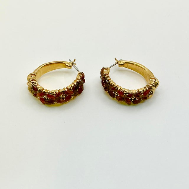 1980s 1980s Vintage Boho Chic Baltic Amber & Gold Tone Hoop Pierced Earrings - A Pair For Sale - Image 5 of 12