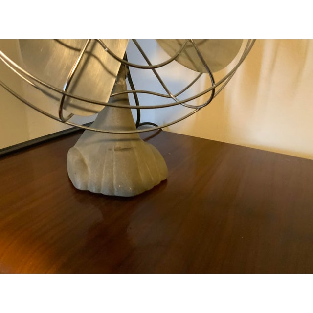 Mid-Century Modern 1940s Industrial Manning-Bowman Model 51 Oscillating Desk Electric Fan For Sale - Image 3 of 11