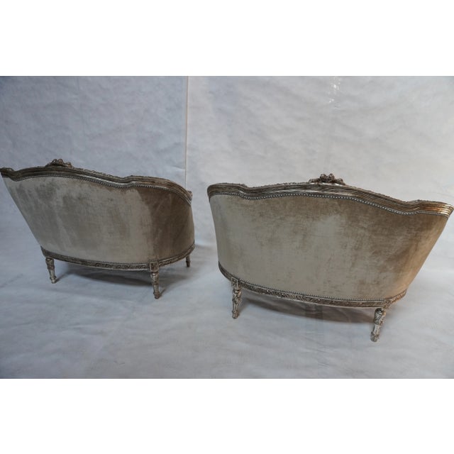 English A Pair of 1930s French Carved Silver Gilt Velvet Tufted Settees From Mla For Sale - Image 3 of 18