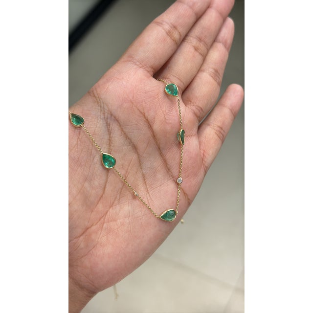 14k Yellow Gold 6.84ct Pear-Cut Natural Emerald Station Necklace With Diamonds For Sale In New York - Image 6 of 18