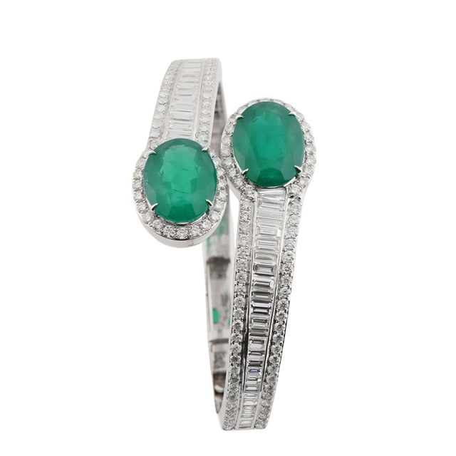 Contemporary Natural Zambian Emerald high quality diamond Bracelet in 18k gold For Sale - Image 3 of 18