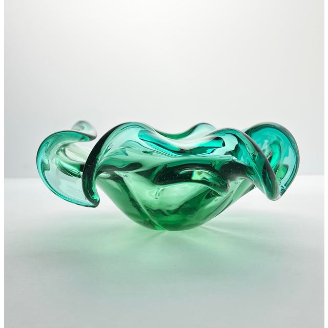1960s Mid-Century Murano-Style Sommerso Emerald Green Flared Scalloped Bowl For Sale In Dallas - Image 6 of 10
