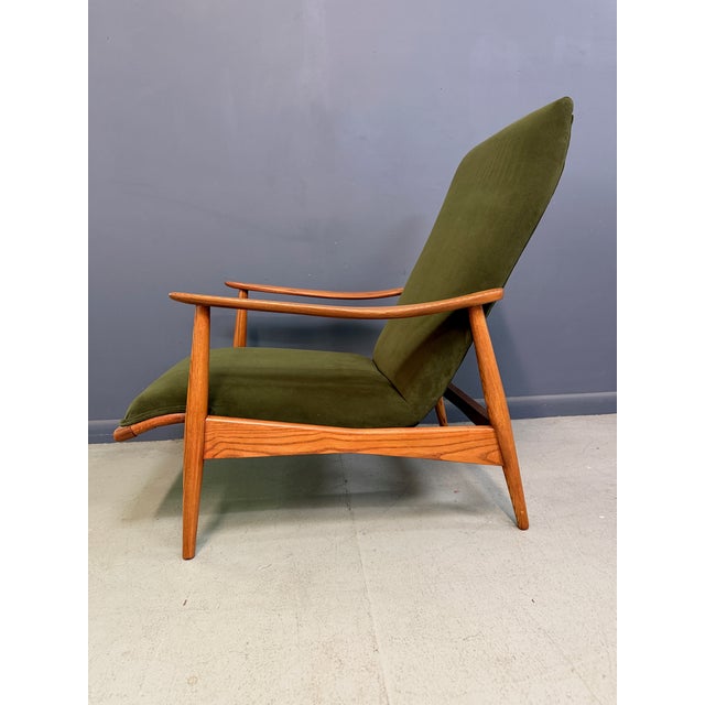 A sculptural mid-century lounge chair in the style of Heywood-Wakefield, the Massachusetts firm known for its sculpted...