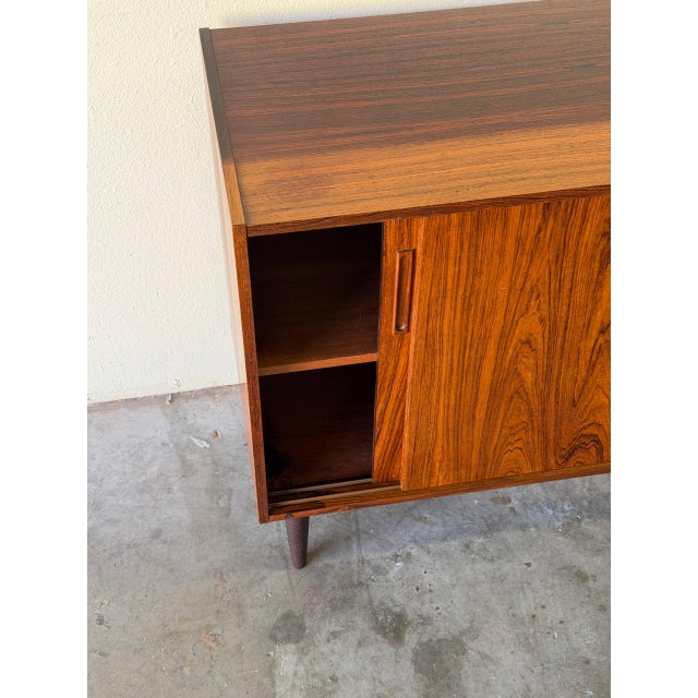 1960s Vintage Danish Rosewood Cabinet / Credenza – Mid-Century Modern Storage, 1960s For Sale - Image 5 of 10