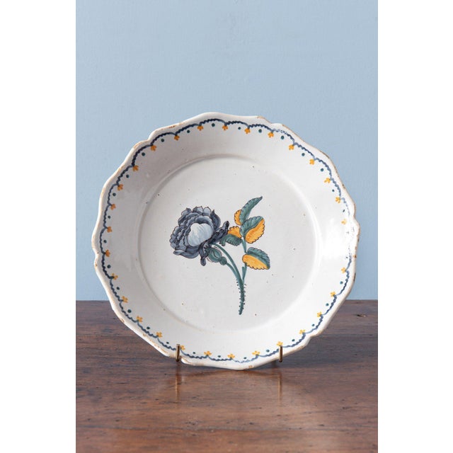 Diameter: 23 cm (each) Height: 3 cm (each) Minor glaze losses to the edge, otherwise very good condition.