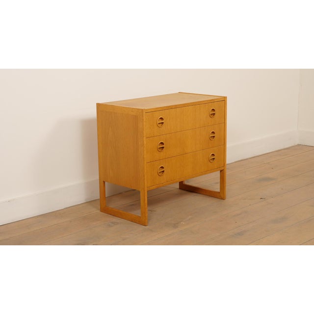 This unique vintage cabinet by the Danish designer Arne Wahl Iversen immediately catches the eye with its distinctive and...