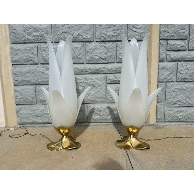 1970s Pair of Sculptural Mid-Century Table Lamps With Lucite-Style Shades & Brass Bases For Sale - Image 4 of 18