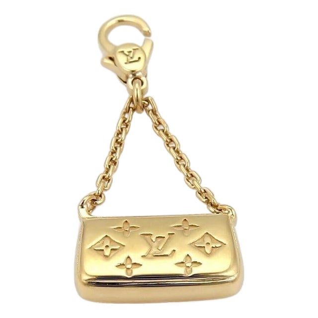Mid 20th Century Louis Vuitton de Monogram 18k Yellow Gold Clutch Purse Charm Pendant For Sale