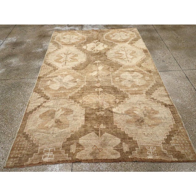Galerie Shabab Collection Mid-20th Century Turkish Anatolian Accent Rug For Sale - Image 4 of 10