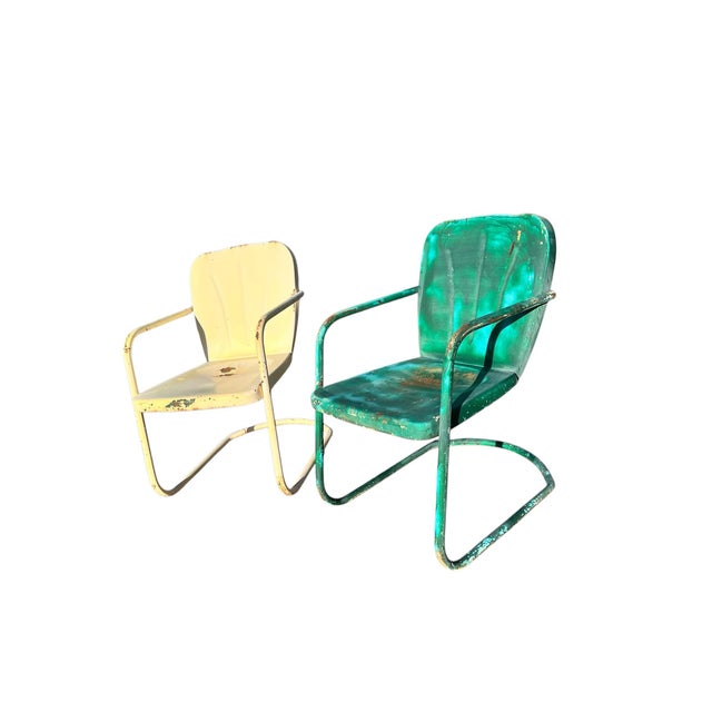 Beautiful Set of 2 Vintage Metal Rustic Chairs! They could use a little bit of cleaning up, but if you like the rustic...