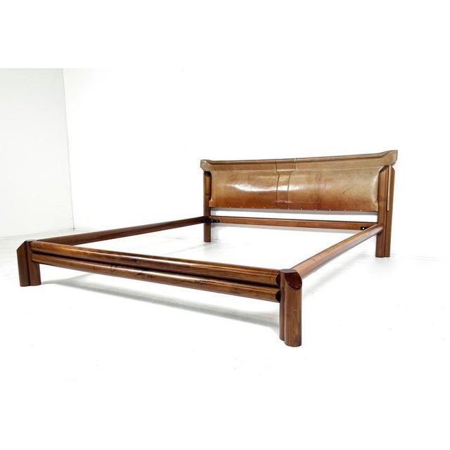 Mid-Century Modern Bed in Wood and Leather For Sale - Image 3 of 9