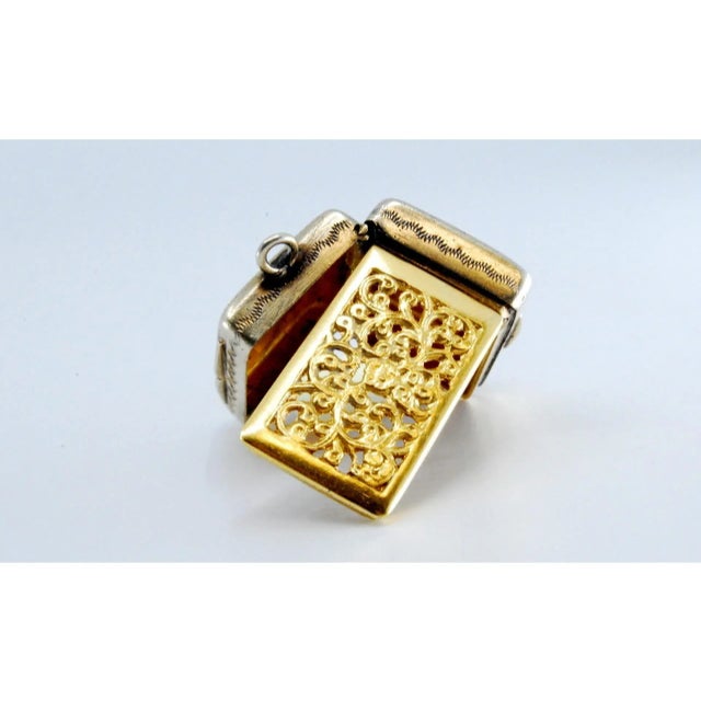 George IV Silver and Gold Vinaigrette Box with Lid Engraving For Sale - Image 5 of 11