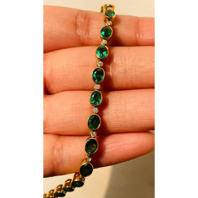 Modern 18k Yellow Gold 13.5cts Emerald and Diamond Tennis Bracelet For Sale - Image 3 of 9
