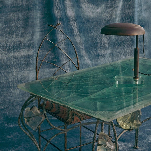 A 1940s Italian Modernist desk or table lamp attributed to Pietro Chiesa for Fontana Arte. The form is defined by a domed...