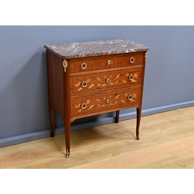This small chest of drawers in blond mahogany, dating from the beginning of the 20th century, faithfully embodies the...