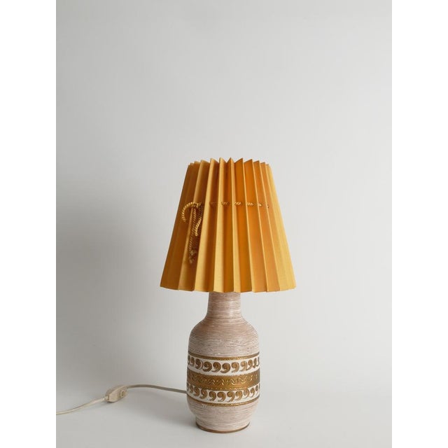 This elegant white and gold ceramic table lamp was produced by Fratelli Fanciullacci in Italy during the 1970s,...