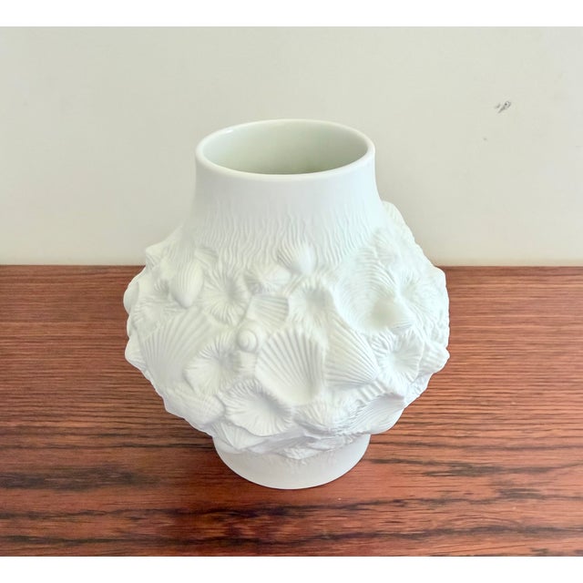 1970s Vintage German Shell Vase in Bisque Porcelain from AK Kaiser, 1970s For Sale - Image 5 of 8