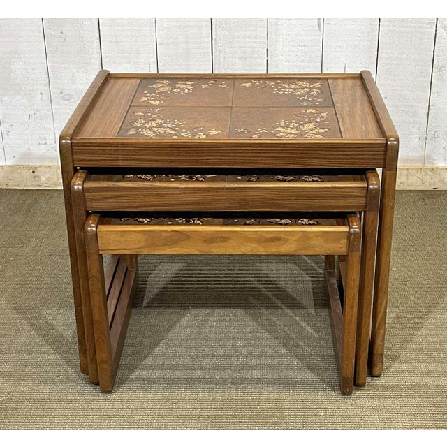 Set of 3 nesting tables in teak with tiled top, work from the 1970s - L=59cm, W=50cm, H=50cm.