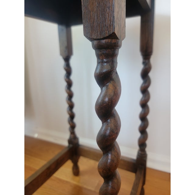 Jacobean Early 20th-Century Oak Round Parlor Table With Barley-Twist Legs For Sale - Image 3 of 11