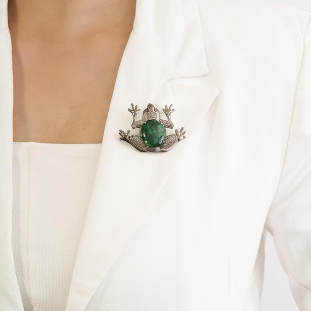 Antique Style Oxidized Silver & 15.25 Ct Natural Emerald Diamond Frog Brooch Pendant For Sale - Image 6 of 14