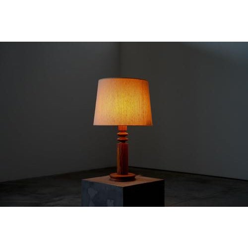 Pine table lamp. The lamp is in good condition with some traces of usage normal to it’s age. Up to 250V (Europe/UK...