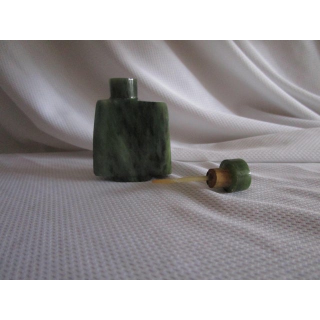 Chinese 19th Century Squared Spinach Jade Snuff Bottle with Unique Design For Sale - Image 3 of 6
