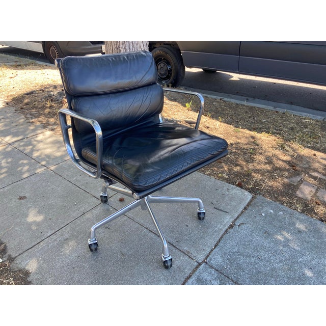 1980s Authentic Herman Miller Eames Soft Pad Management Office Chair Black Leather For Sale - Image 5 of 12