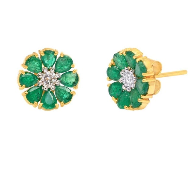 2020s Natural Emerald & Diamond Earring in 18k Gold For Sale - Image 5 of 8