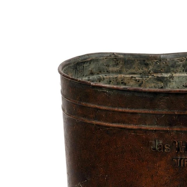 Decoration - Copper container. 20th century Europe; made of copper. Dimensions: 37 cm x 34 cm x 14 cm.