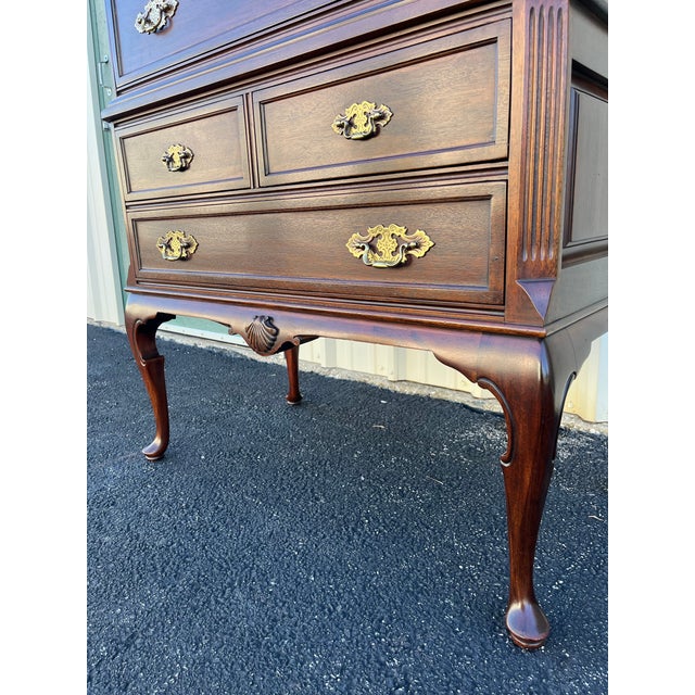 Queen Anne 1980s Davis Cabinet Co Queen Anne Cherry Flat Top Highboy Chest of Drawers For Sale - Image 3 of 12